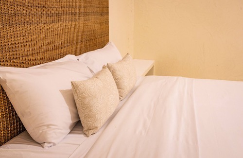Centro Hotel | Colonial Room @Walled City with King Bed