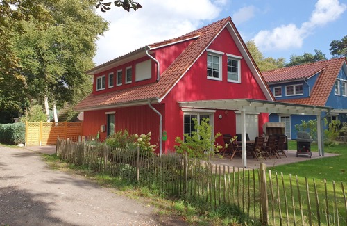 Wiefelstede House | ~ Color magic red in Conneforde ~ with large terrace, garden, sauna,