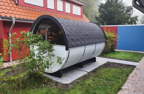 Wiefelstede House | ~ Color magic red in Conneforde ~ with large terrace, garden, sauna,