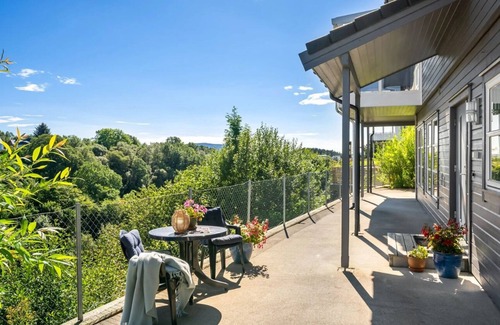 Lysekloster Apartment | Colorful 4-room apartment in lush&rural - very close to the sea