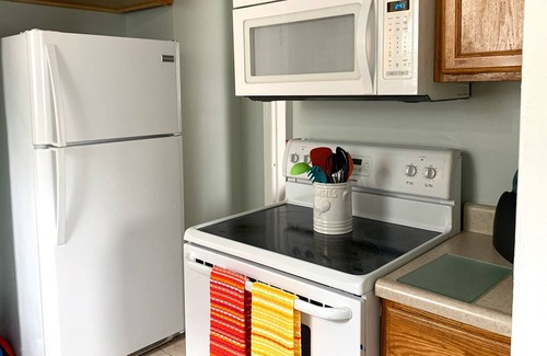 Pontiac House | Colorful and Stylish Retreat - 5 Min To GM