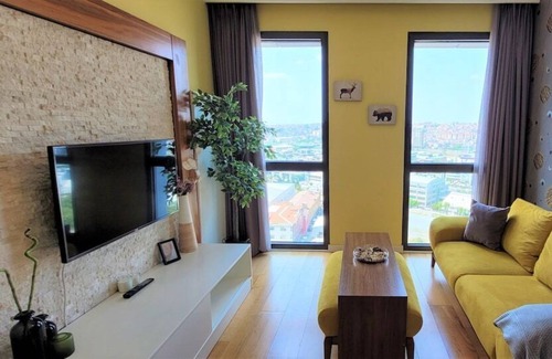 Bagcilar Apartment | Colorful City Apt - near Bağcılar Metro Station
