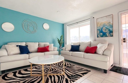 Sunrise Acres House | Colorful Relaxation Modern Family Friendly-3 days