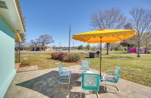Perkinston Cottage | Colorful & Retro Perkinston Cottage w/Yard!