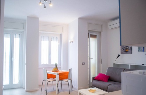 Loreto Apartment | Colorful Studio in Piazzale Loreto - Metro M1 / M2