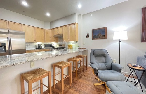 Mammoth Lakes Condo | Columbus Day retreat with large deck and unobstructed golf course view