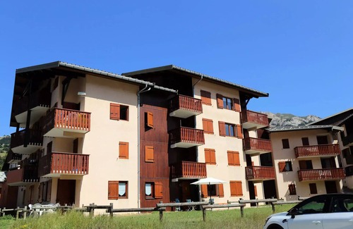 Aussois Apartment | COM213M : Wohnung in ruhiger Lage in der Nähe von kostenlosen Shuttles und dem Schwimmbad