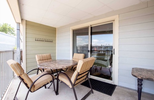 New Braunfels Condo | Comal Riverfront Condo - Pool and Hot Tub - 320D