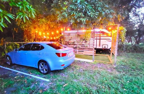 Woodford Park House | Come Glamping in this luxurious 2022 RV in DT FT MYERS, Very Private Space!