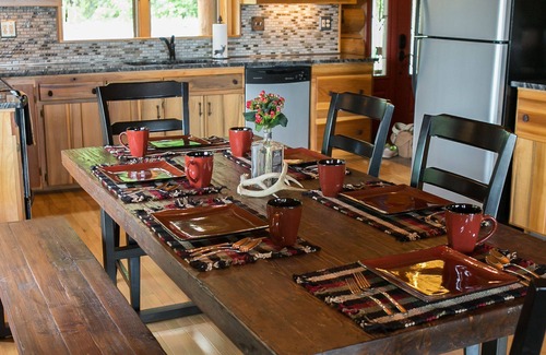 Magnet Cabin | Come relax & enjoy our luxury log cabin, watch barges on banks of the Ohio River