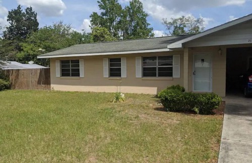 Chiefland House | Come relax in a charming small town!