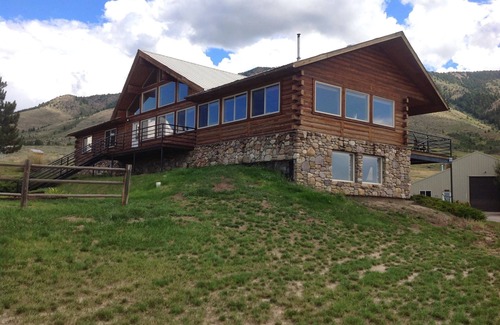 Inkom Cabin | Come stay at the McMinn Inn and enjoy the mountian views!