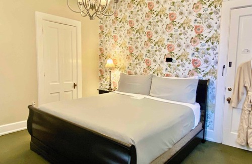Central Business District Bed & Breakfast | Come stay with us, you'll see why we are ranked #1 lodging in Kalamazoo, MI.