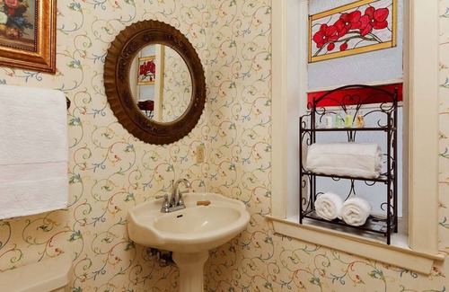 Central Business District Bed & Breakfast | Come stay with us, you'll see why we are ranked #1 lodging in Kalamazoo, MI.