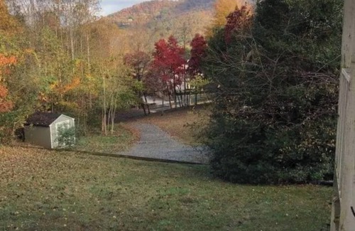 Hiawassee House | Come to Serenity Cove nestled in the mountains and near beautiful Lake Chatuge.