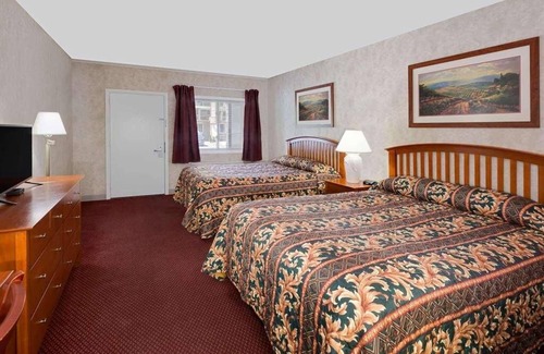 Traverse City Hotel | Comfort and Convenience in Knights Inn Traverse City! 3 Budget-friendly Units