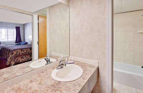 Traverse City Hotel | Comfort and Convenience in Knights Inn Traverse City! 3 Budget-friendly Units