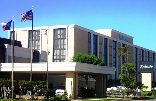Fort Worth Hotel | Comfort and Convenience! 2 Comfortable Units, Indoor Pool, Bar, Free Parking
