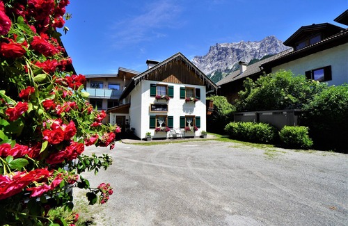 Ehrwald Apartment | Comfort apartment on the Zugspitze with a large garden and wonderful mountain views
