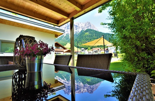 Ehrwald Apartment | Comfort apartment on the Zugspitze with a large garden and wonderful mountain views