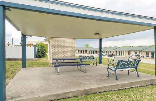 Three Rivers House | Comfort & Convenience! Free Parking, Outdoor Pool, Pets Allowed!