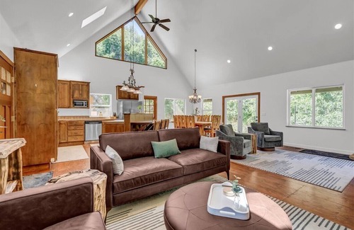 Kaweah House | Comfort in Nature, Multi-Family, 3 Kings + 4 Twins + 2 Queens, BBQ
