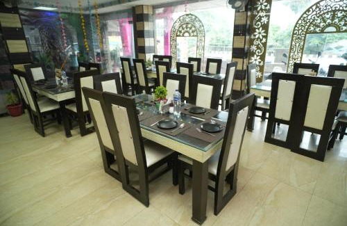 Mohangarh Hotel | Comfort Stay - Saheed Path Ahimamau, Near Lulu Mall