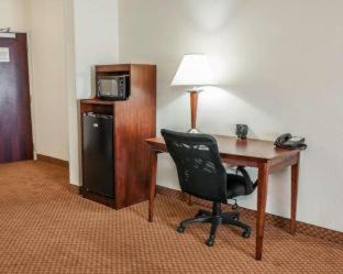 Wayne Hotel | Comfort Suites near Indianapolis Airport