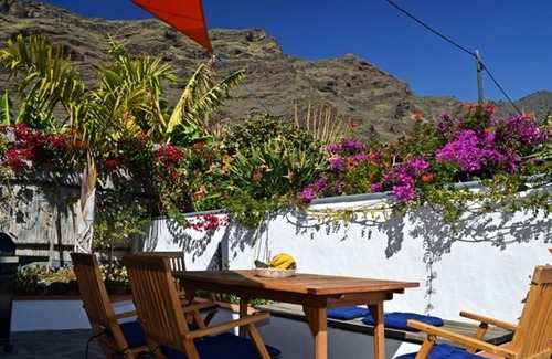Los Llanos de Aridane House | Comfort vacation home near the beach with pool, breathtaking views and garden