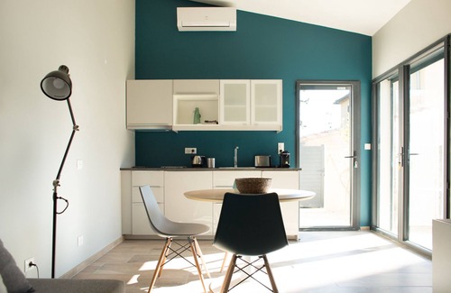 Villeneuve-les-Avignon Apartment | Comfortable design studio, quiet in Provence, close to Avignon.