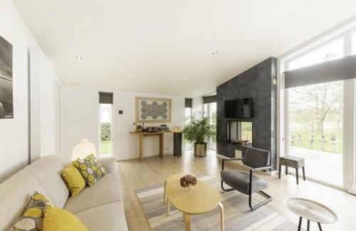 Wemeldinge House | Comfortabel en modern ingericht huis met mooi uitzicht op het landschap en het bos 89