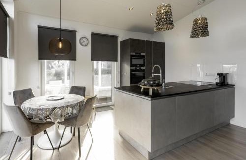 Wemeldinge House | Comfortabel en modern ingericht huis met mooi uitzicht op het landschap en het bos 89