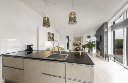 Wemeldinge House | Comfortabel en modern ingericht huis met mooi uitzicht op het landschap en het bos 89