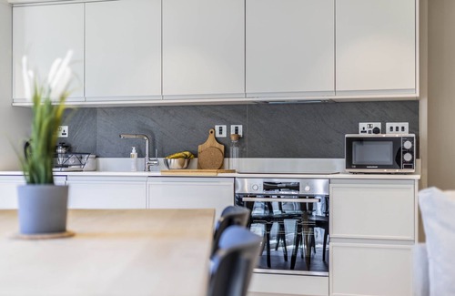 Backbarrow Apartment | Comfortable 2BR in Backbarrow with Free Parking
