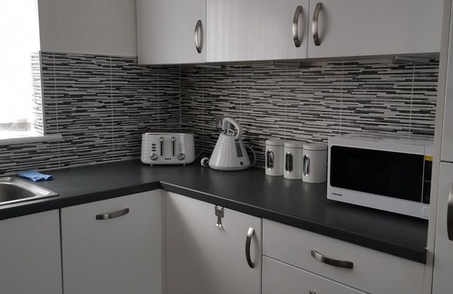 Walsall House | Comfortable 3 BR with parking-WS2 for contractors, professionals and familiesn