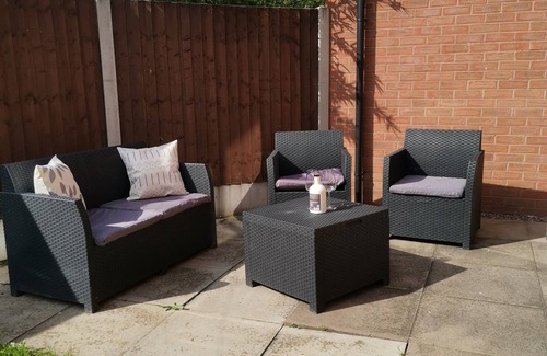 Walsall House | Comfortable 3 BR with parking-WS2 for contractors, professionals and familiesn