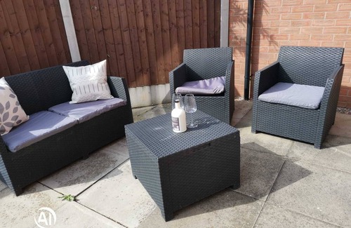 Walsall House | Comfortable 3 BR with parking-WS2 for contractors, professionals and familiesn