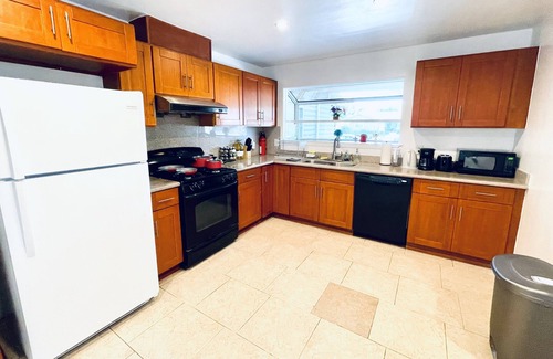 South Sundale House | Comfortable 3Br home in Fremont with AC/Free Parking