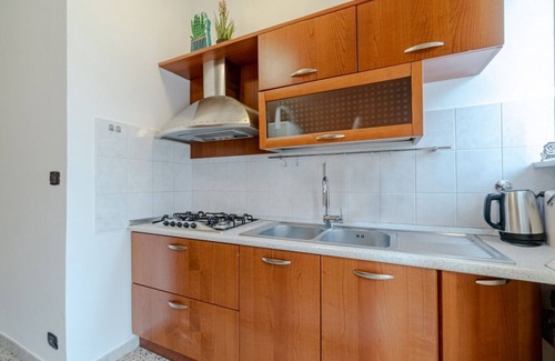 Vanchiglietta Apartment | Comfortable 60 sqm apartment, perfect for a stay of 2 people, located on the third floor of a building without a lift.The property is located in the Vanchiglietta district, in an area full of services and well connected to the center of Turin and its mai