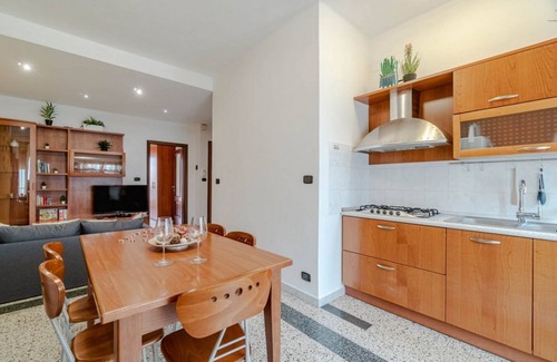 Vanchiglietta Apartment | Comfortable 60 sqm apartment, perfect for a stay of 2 people, located on the third floor of a building without a lift.The property is located in the Vanchiglietta district, in an area full of services and well connected to the center of Turin and its mai