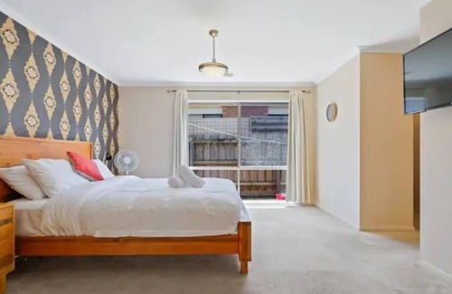Tarneit House | Comfortable and Cozy Tarneit Large Family Home w/ BBQ