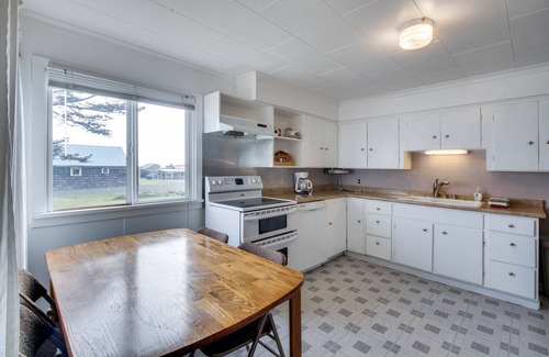 Pacific Beach House | Comfortable and dog-friendly cottage, walk to Pacific Beach State Park