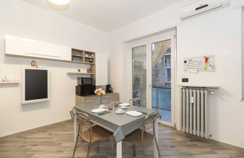 Turin Apartment | Comfortable and functional apartment of about 75 square meters which can accommodate up to 4 adults located on the fourth floor of a building equipped with a lift.The property is located in an area served by everything: bars, supermarkets, restaurants an
