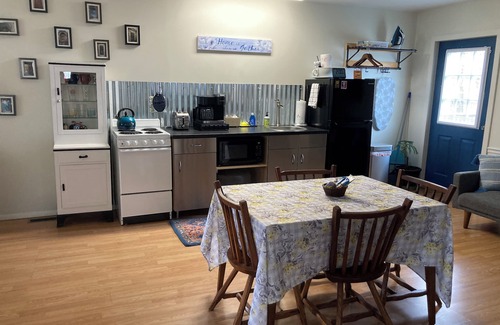 Greeneville Apartment | Comfortable and Modern Cottage, 10 Minutes from Tusculum University.