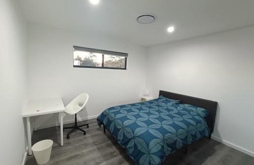 Guildford House | Comfortable and Modern Queen Room in Guildford Home - NR9