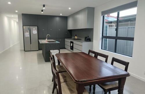 Guildford House | Comfortable and Modern Queen Room in Guildford Home - NR9