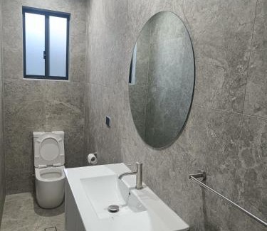 Guildford House | Comfortable and Modern Queen Room in Guildford Home - NR9