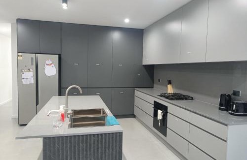 Guildford House | Comfortable and Modern Queen Room in Guildford Home - NR9
