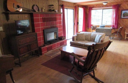 Marion Cabin | Comfortable and Secluded Rustic Wildlife Cabin with WIFI, Roku
