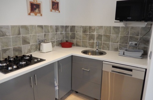 Lorgues Apartment | Comfortable and stylish poolside apartment in Lorgues